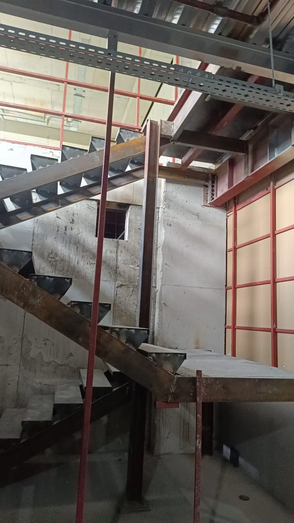 Çelik merdiven ve sahanlık bağlantısı, montaj aşaması
