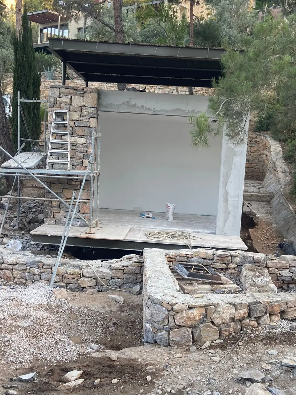 Taş cephe ve çelik saçakla tamamlanan çelik karkas modül