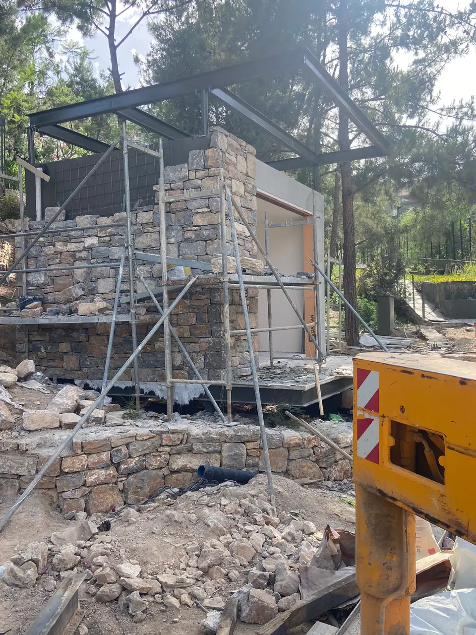 Çelik karkas çevresinde taş duvar örülmesi
