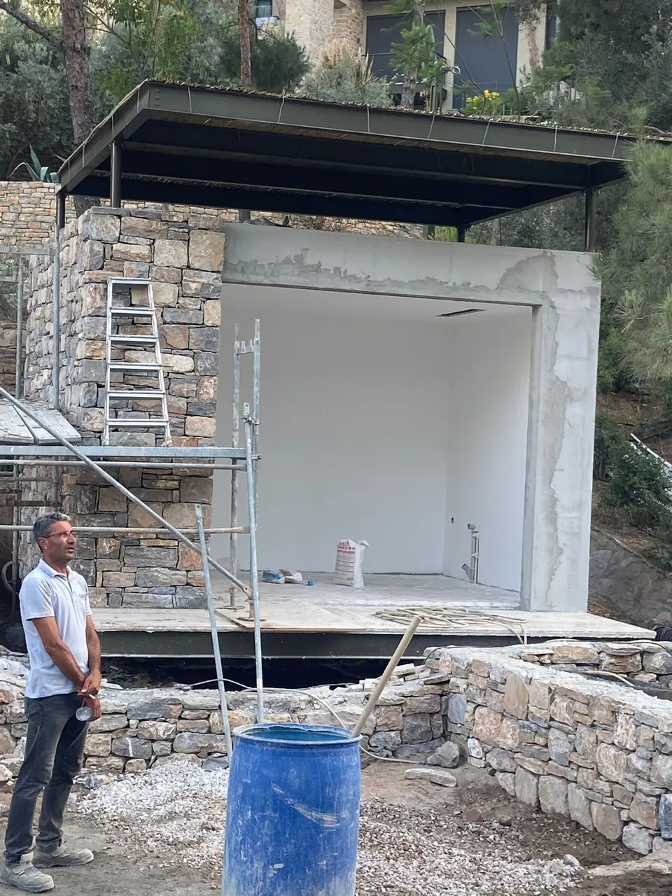 Çelik saçaklı, taş cepheli tamamlanmış modül