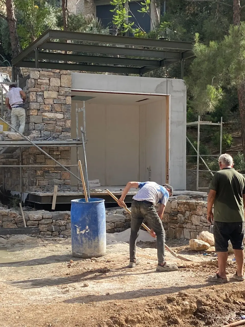 Taş cephesi tamamlanan modülde çalışan ekip