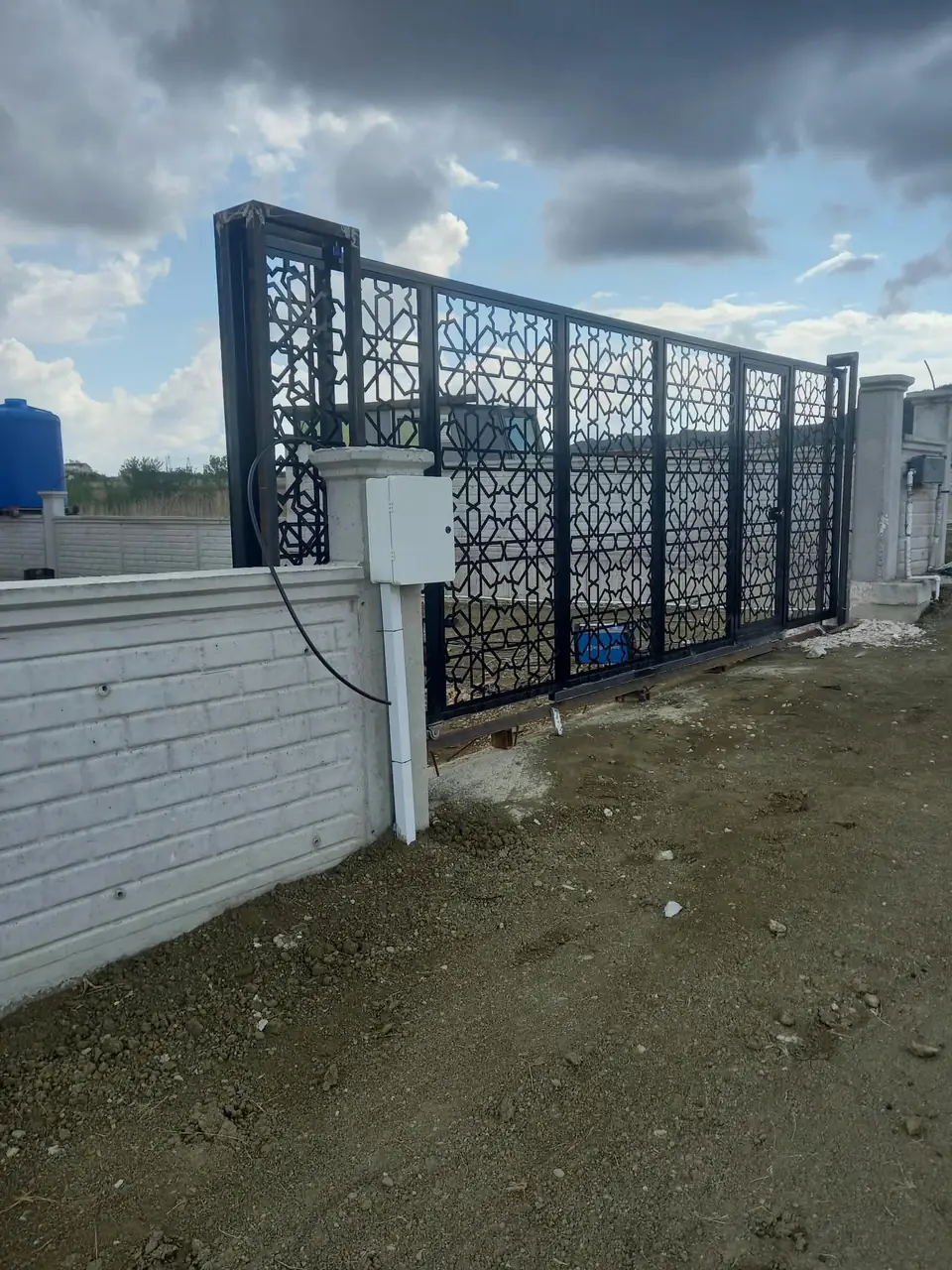 Geometrik desenli siyah sürgülü bahçe kapısı