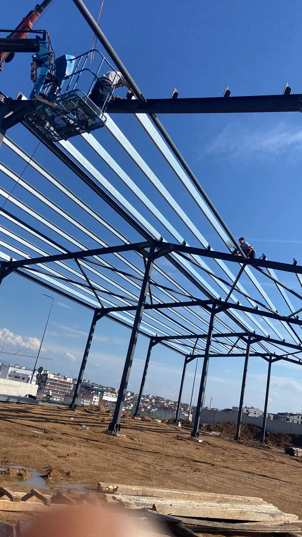 Sepetli platformdan çatı aşığı bağlantısı