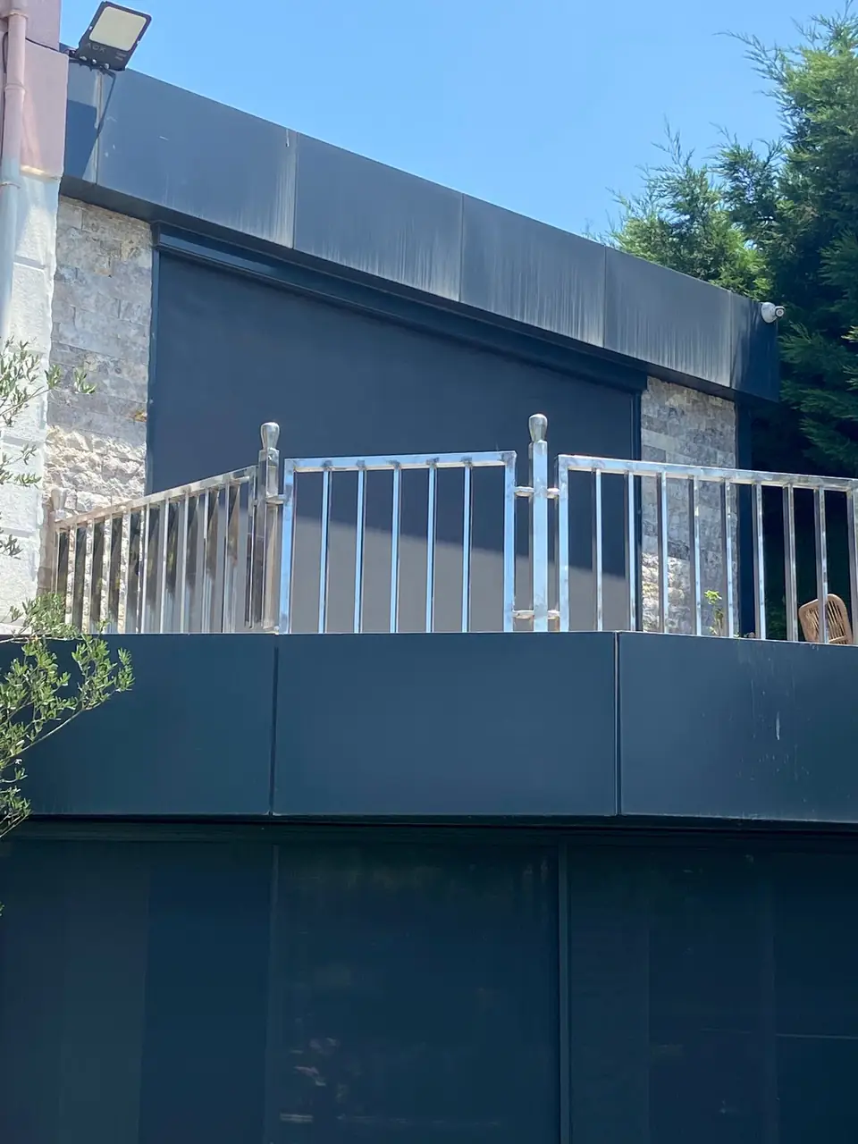 Teras kenarında paslanmaz dikmeli korkuluk
