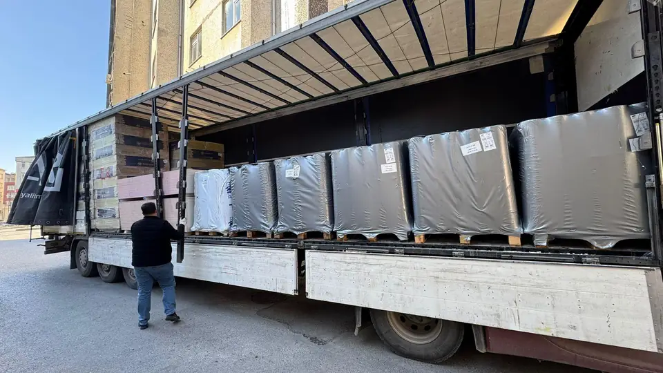 Tır üzerinde ambalajlı levha paletleri