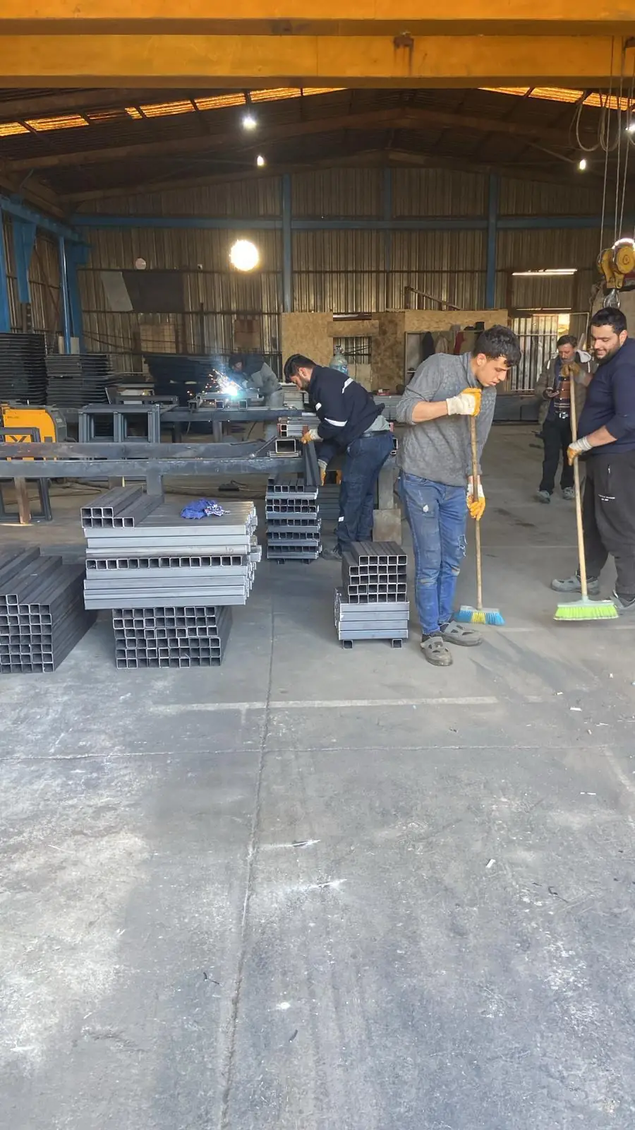 Mazgal imalatında çalışan atölye ekibi