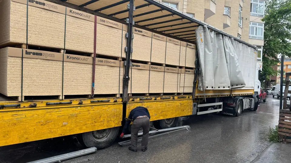 Kamyonla şantiyeye teslim edilen OSB levha paletleri