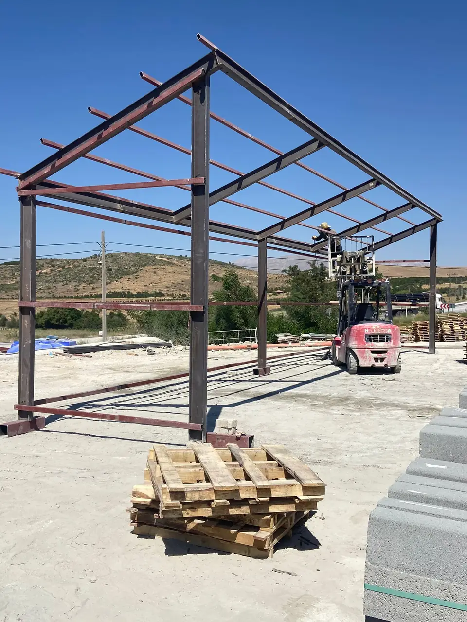 Saha içinde kurulan çelik karkas yardımcı yapı