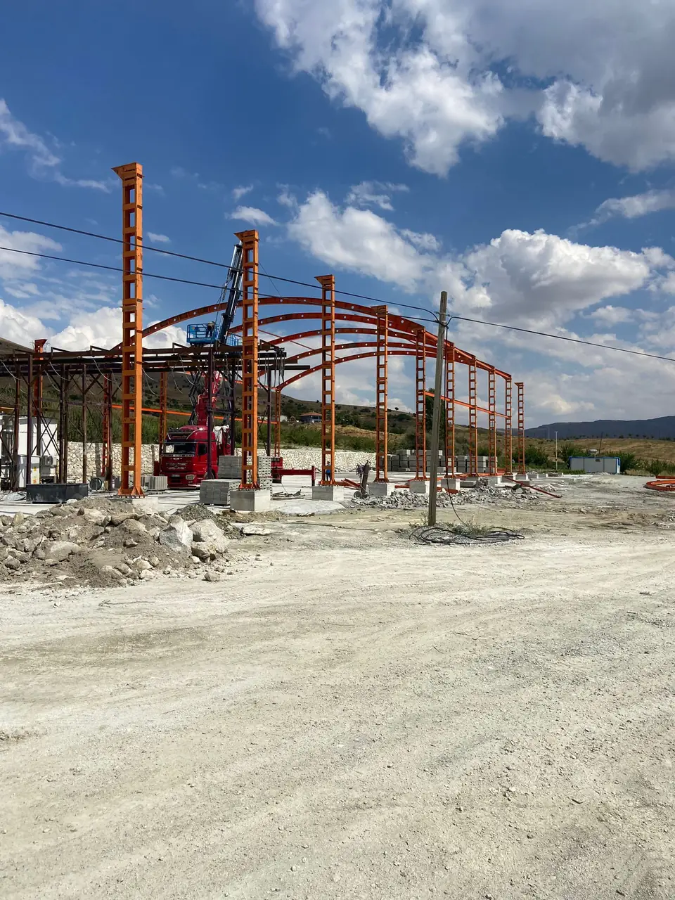 Hangar sahasında dikilen çelik kolonlar ve kemer makaslar