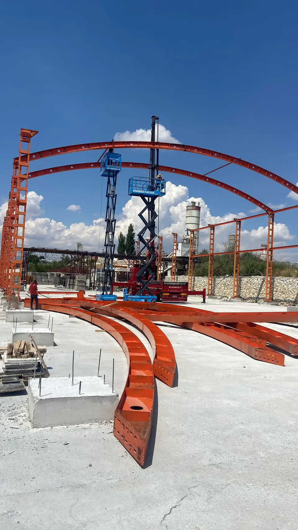 Montaj öncesi zemine indirilmiş kemer makas parçaları