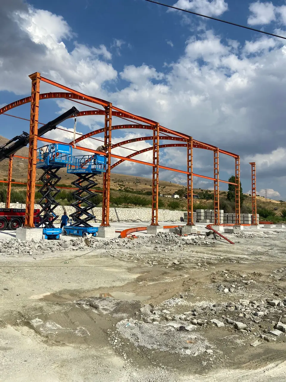 Kemer makas montajında vinç ve iki makaslı platform